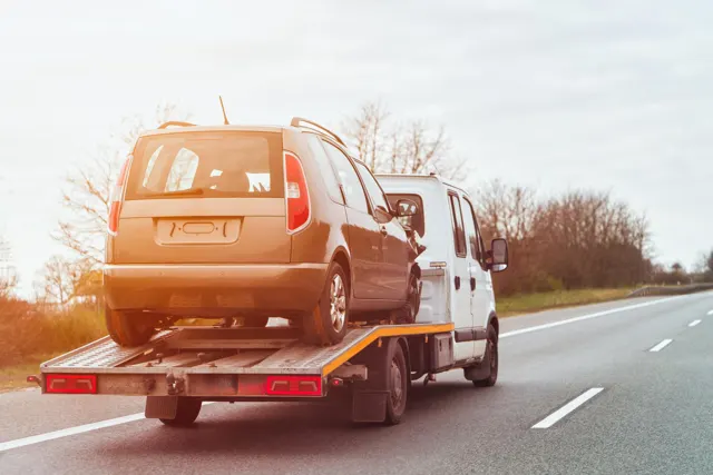 Auto da rottamare caricata su un carro attrezzi