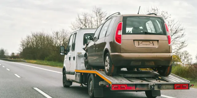 Auto incidentata trasportata verso l'autodemolizione