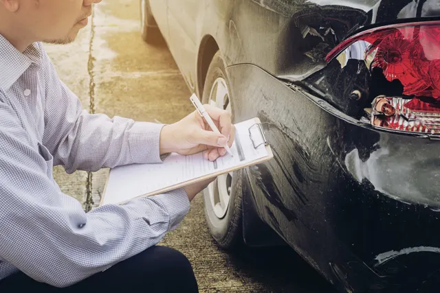 Valutazione dei danni di un'auto incidentata da rottamare